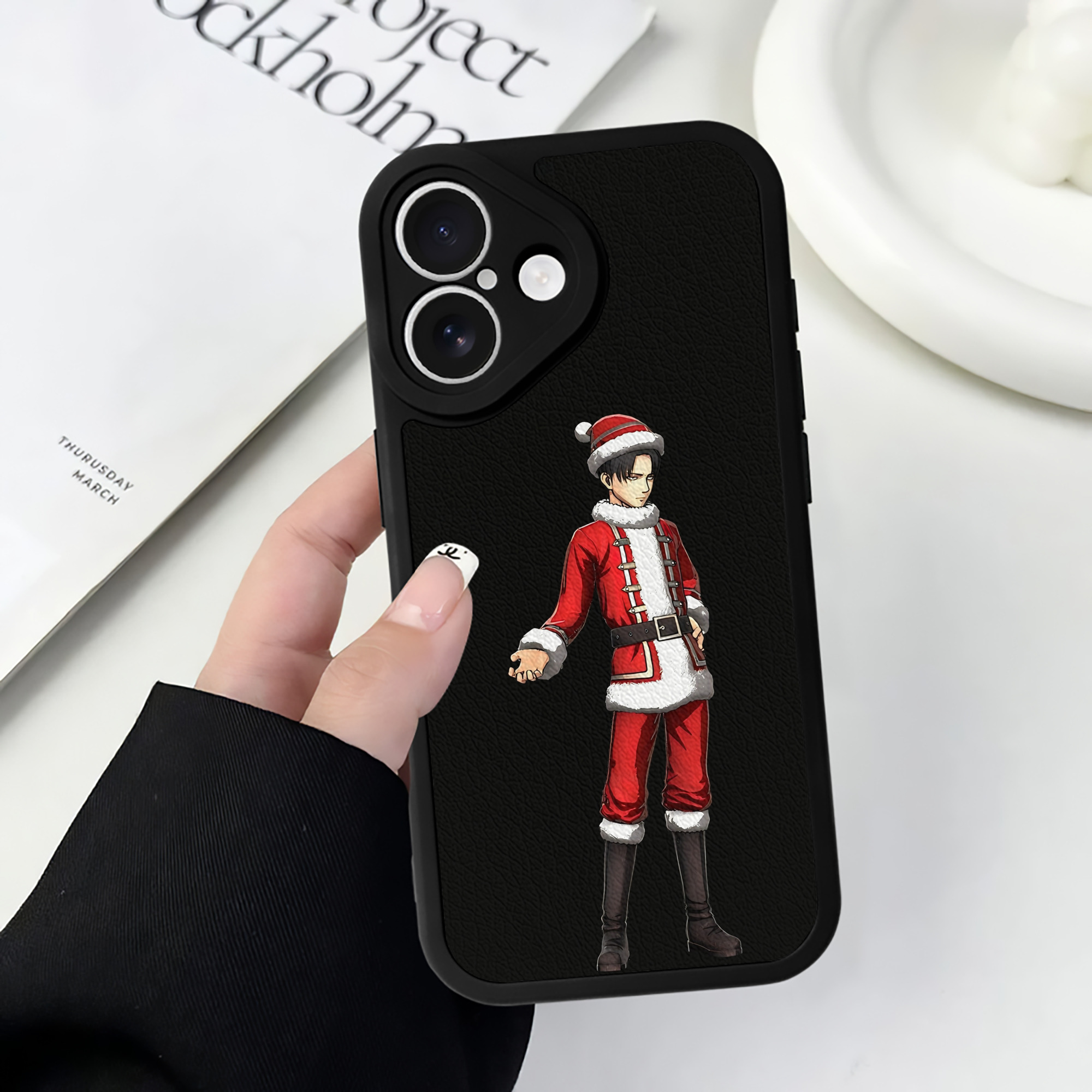 （画像用） 進撃の巨人 リヴァイ·アッカーマン Attack on Titan Levi Ackerman 【iPhone 16シリーズ対応】シリコンスマホケース（レザー調） 材質：シリコン